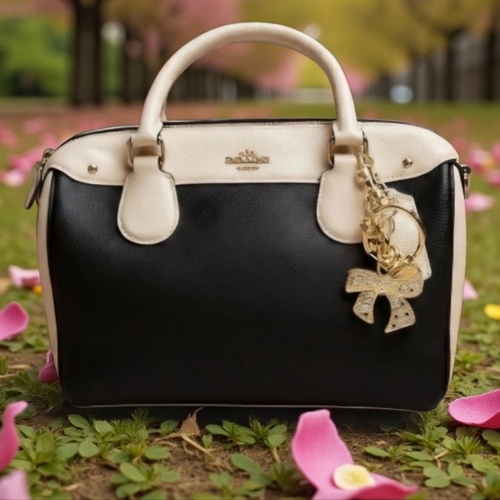 COACH Crossgrain Leather Bennett Shoulder Bag - Navy And Off White